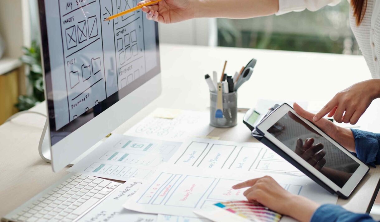 ux and ui designers working b5vyhg7